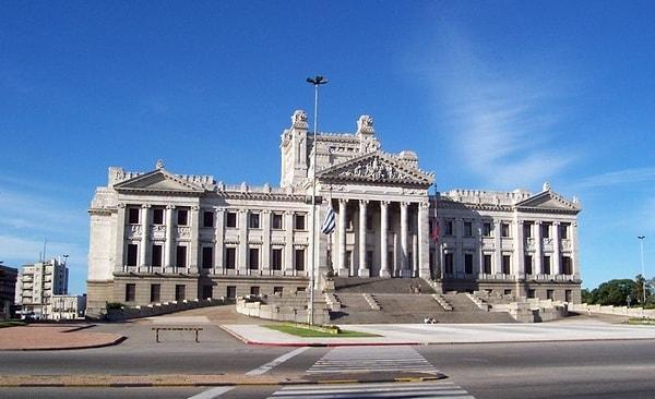 Gösterişe ve servete önem vermeyen Pepe, 2012’de devlet başkanlığı sarayını başkentteki evsizler için tahsis etti.