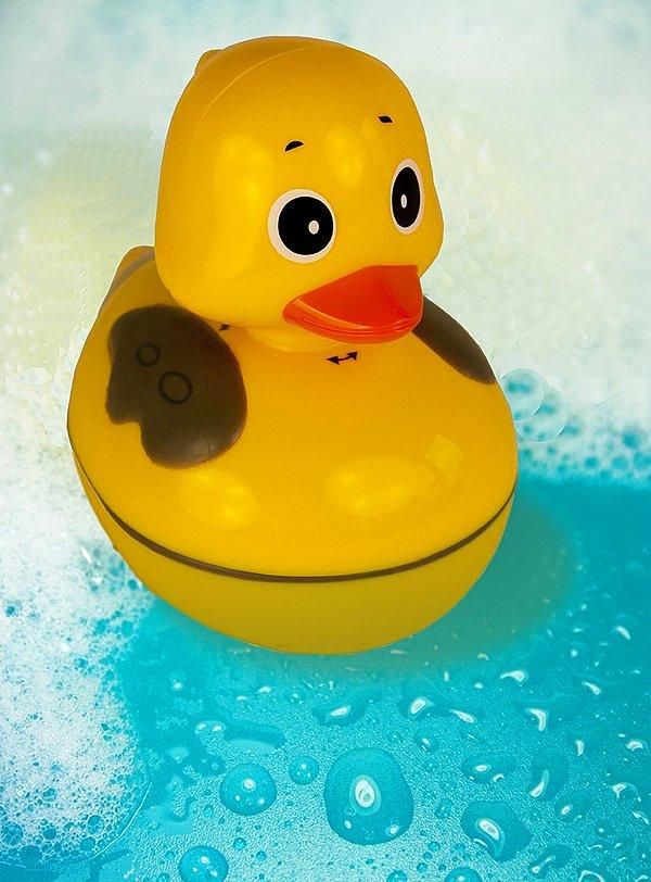 1. Uzun bir banyoya ihtiyacınız olduğunda, banyo keyfinizi ikiye katlayacak bu yüzen radyolu duş ördeğiyle banyodan hiç çıkmak istemeyeceksiniz.