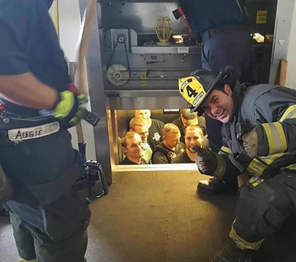 2. İtfaiye teşkilatının, polis teşkilatını asansörden kurtarma anı 👏