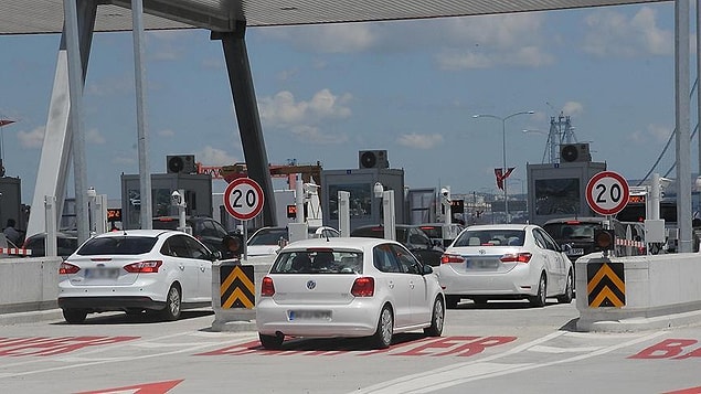 Akşam saatlerinde ise bir zam haberi otoyol ve köprüler için geldi. Zam oranı ise araç türüne göre yüzde 10 ila 25 arasında değişiyor.