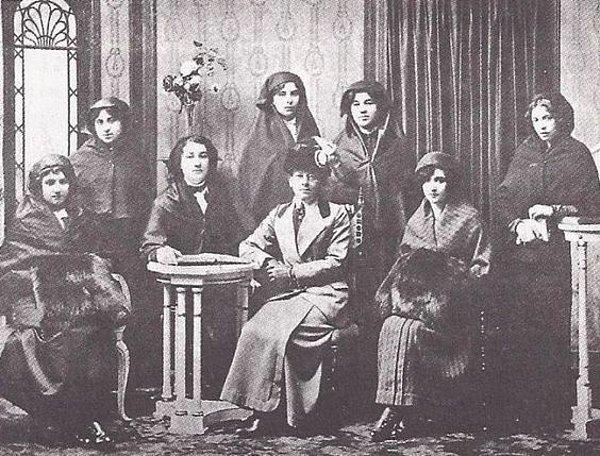 Osmanlı'da ilk feminist topluluk sayılabilecek Teali-i Nisvan cemiyetinden bir fotoğraf.