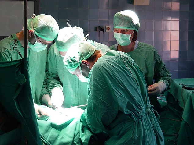 Ameliyata 2 aylık asistan doktor D.D girdi.