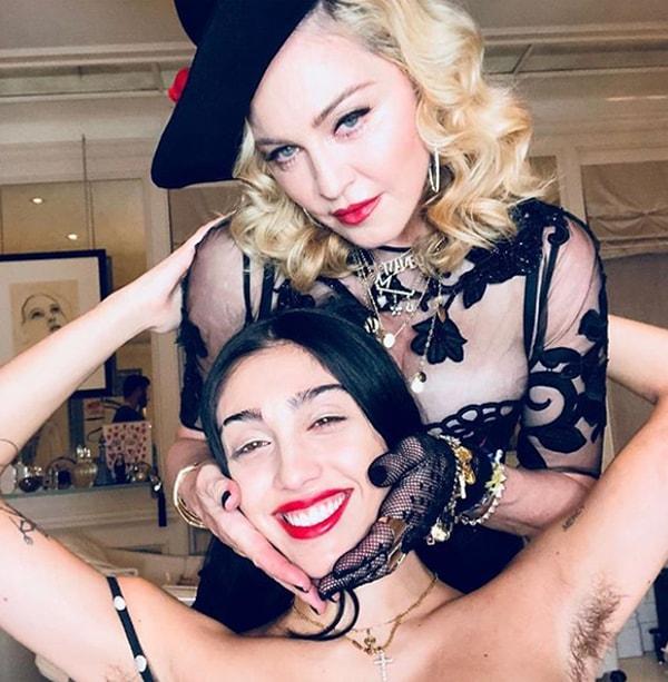 Madonna, 2017'nin son paylaşımını kendi Instagram hesabından kızı Lourdes ile birlikte bu pozla yaptı ve "Biz senin için hazırız 2018"  notunu yazdı.