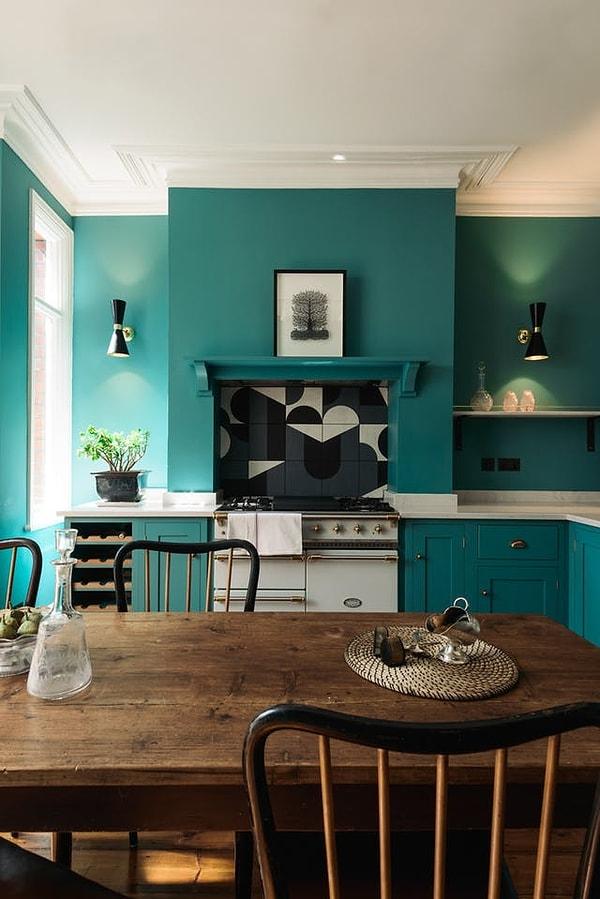 2. Aynı tasarım ekibinden renk severlere deniz mavisi bir mutfak.