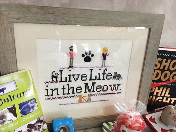 "Выполненная под заказ и единственная в своем роде вышивка крестиком с изображением меня, моего приятеля, Билла и моих 4 кошек ... "