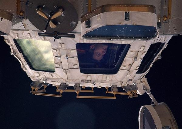 1. Fransız astronot Thomas Pesquet uluslararası uzay istasyonundan dışarı baktığı bu fotoğrafı Twitter'da paylaştı.