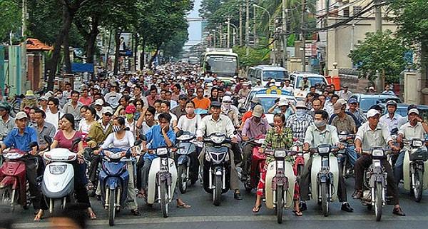 8. Ulaşım ihtiyaçlarının %60'ını motosikletlerle karşılarlar. Ülkede kayıtlı motosiklet sayısı araba sayısının 20 katıdır.