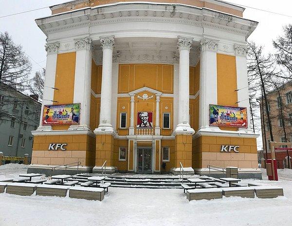 20. Rusya'daki eski bir tiyatro binasına açılan KFC.