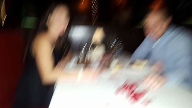 14. "Arkadaşım az önce bunu paylaştı: 'Yıl dönümümüzde fotoğrafımızı çekmeyi teklif eden yan masadaki kadına çok teşekkürler. Özellikle bu fotoğrafı sonsuza kadar saklayacağız.'