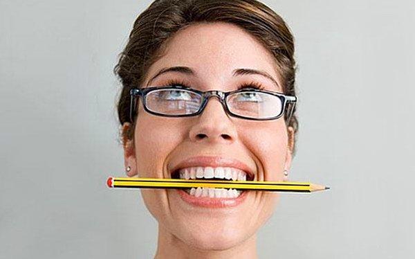 2. Ağzınızda kalemi bu şekilde sıkmanız mutlu olmanıza yardımcı olabilir.