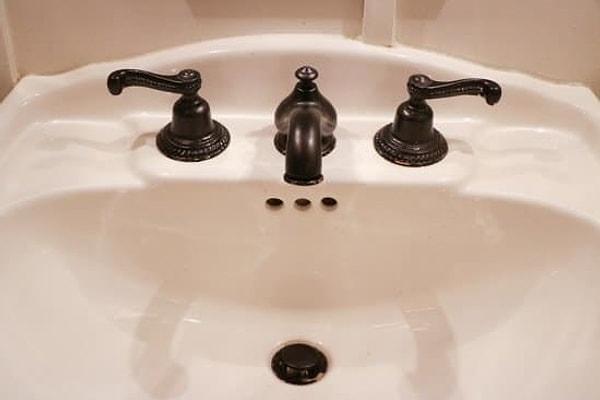 17. Daha modern bir görünüm kazandırmak için banyo musluklarını boyayın. 😌