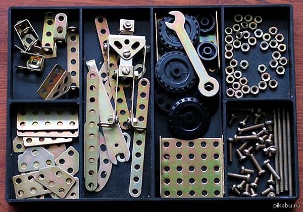 11. Металлический конструктор. Кстати, такие и сейчас можно найти в детских магазинах!