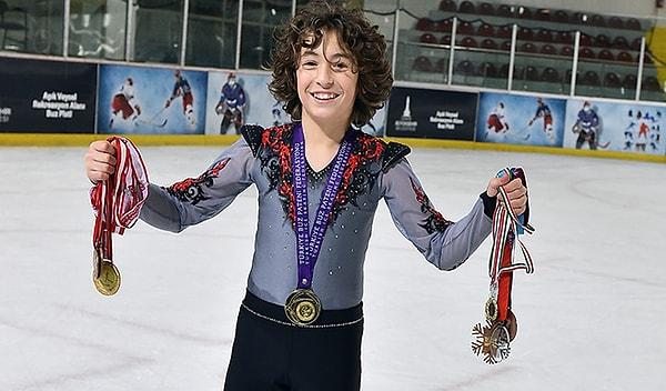 O henüz 12 yaşında. Türkiye'de çok fazla sporcu yetişmeyen ve uluslararası arenada büyük başarı sağlanamayan buz pateninde adını "dünya rekoru"na yazdırmayı başararak göğsümüzü kabarttı.