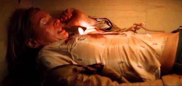1. Canlı canlı gömülmek korkusu hepimizin içinde az da olsa vardır. İşte Uma Thurman da Kill Bill 2'deki rolü için bu anları birebir yaşamış hatta anlattığına göre rol yapmasına bile gerek kalmamış.