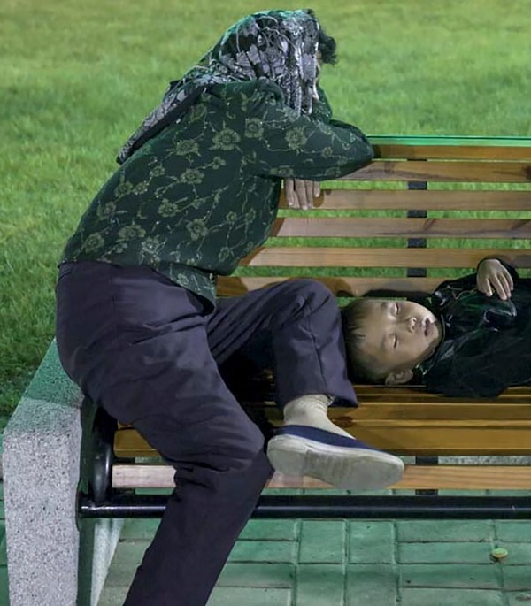 26. Паранойя в Северной Корее дошла до такой степени, что когда я сфотографировал маму, отдыхающую на лавочке с ребенком, гид попросил меня удалить этот снимок, чтобы я потом не говорил, что в КНДР есть бездомные.