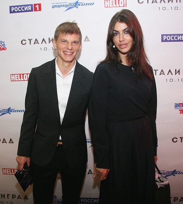 1. По сообщениям СМИ, супруга Аршавина захотела поменять памперс ребенку во время того, как самолет готовился к взлету, выполняя руление.