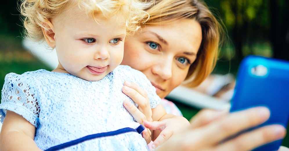 Ребенок подал в суд на маму, активно размещающую его фото в Сети, - и выиграл!