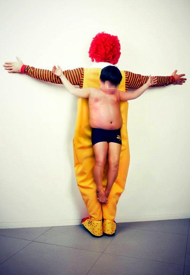 6. Bu fotoğraf ise, fastfood sektörü yüzünden obeziteye yakalanan çocukları temsil ediyor...