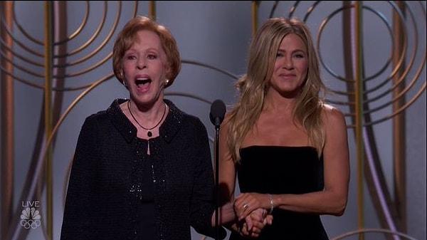 Jennifer Aniston ve efsanevi oyuncu Carol Burnett ödül sahiplerini açıklamak için sahnede yan yanayken...