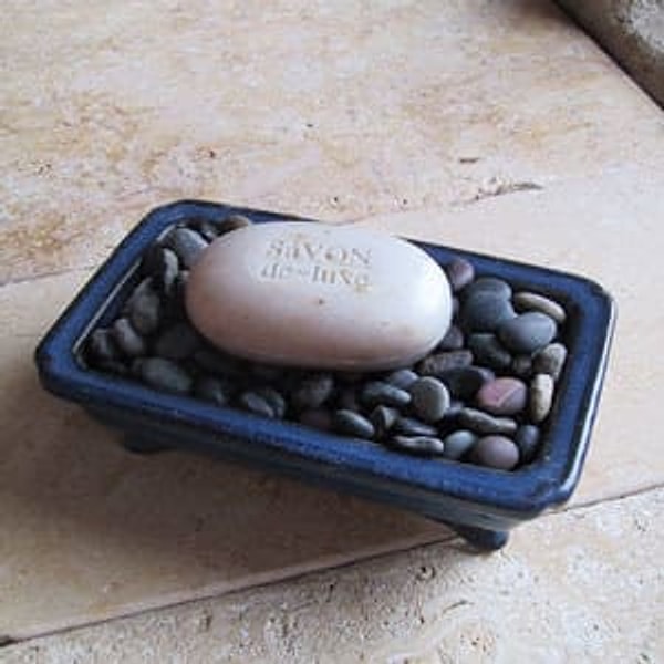 3. Поместите гальку в мыльницу