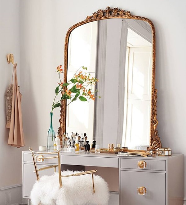 Так же как и геометрические фигуры, ретро-зеркала, особенно окрашенные в металлические оттенки, сегодня в тренде.