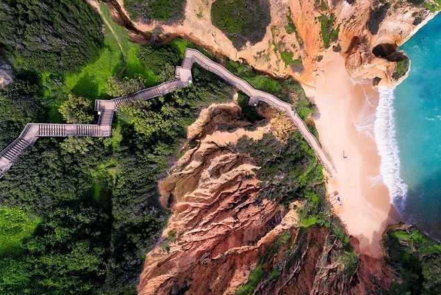 6. Algarve, Portekiz'deki bu merdivenler, görüp görebileceğiniz en muhteşem sahillerden birine çıkıyor. 🤩