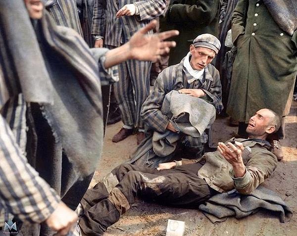 3. Müttefik kuvvetler tarafından toplama kampından kurtarılmasının ardından gözyaşlarına boğulan bir Yahudi mahkûm.