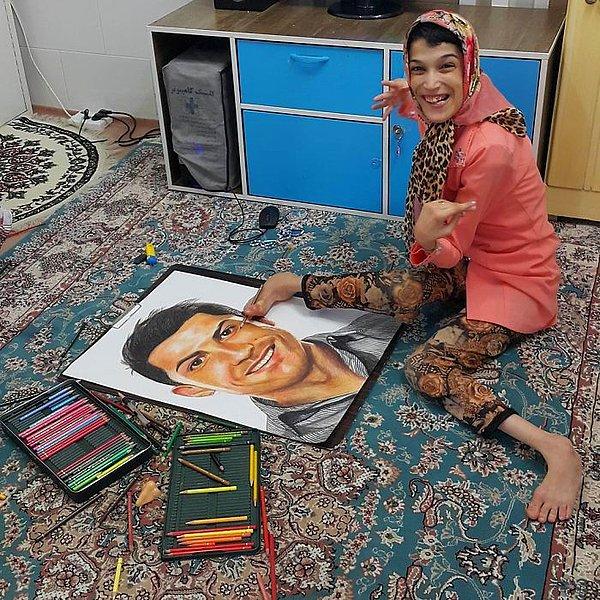 14. Engelli İranlı sanatçı Fatemeh Hamami, Christiano Ronaldo'nun portresini yalnızca ayaklarını kullanarak yaptı.