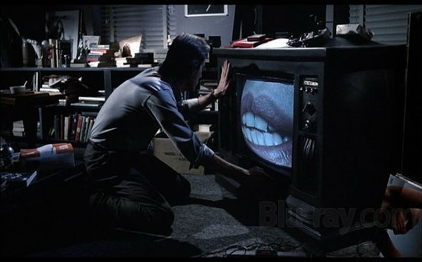 13. Videodrome'da herhangi belirli bir öngörü olmamış olsa da, 1983 yılında insanların bir medya türüne bağımlı olmasını görmek oldukça korkutucu.