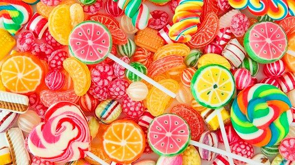 8. "Aşırı dozlarda şeker tüketmek. Günde bir küp şeker kullanıyorsan o kadar büyük bir sorun olmayabilir ama uzun süreli şeker tüketimi kesinlikle bizim için çok zararlı."