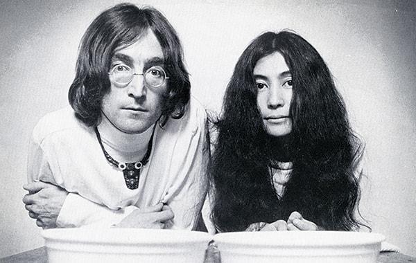 13. John Lennon ve Yoko Ono birlikte bir falcıya gitmişler. Falcı Lennon’ın ‘bir adada vurulacağını ve öleceğini’ söylemiş. Bunun üzerine ikili çok korkmuş ve Yunan Adaları planlarını iptal etmiş.