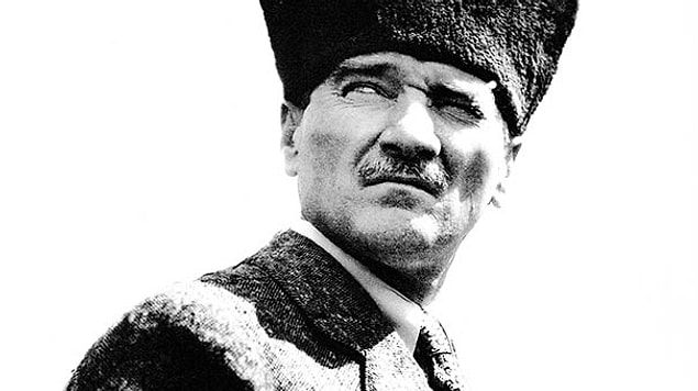 "Biliyor musun, bu ağaçtan kolunu tutarak taşıdığın tabutun içinde kim var? O insan mı? olamaz. O bir cihandı."