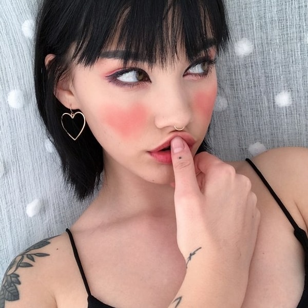 Интернет-пользователи горячо поддержали идею и стали выкладывать снимки с самыми разными рисунками на лице.