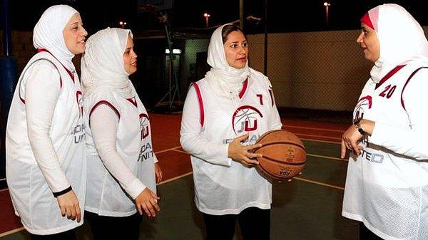 Kadın haklarını iyileştirmek için adımlar atılan ülkede, ilk defa üniversiteler arası kadın basketbol turnuvası yapılmış ve turnuvaya 3 bin civarında kadın katılmıştı.