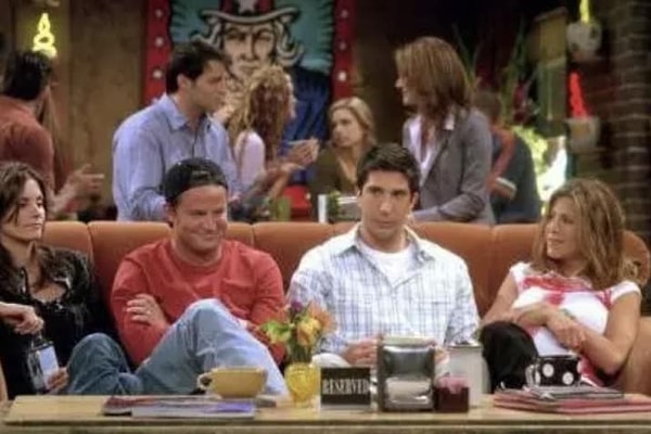 6. А еще, кстати, кофейня, похоже, разрешила им зарезервировать столик на все десятилетие