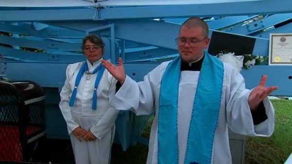 1. Линда Дюшарм вышла замуж за карусель