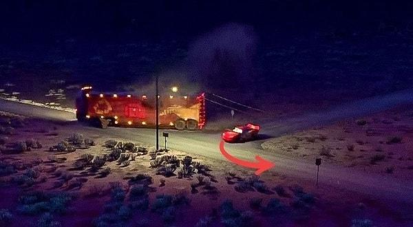 9. Arabalar animasyonunda kayıp TIR'ını arayan Şimşek McQueen sağa dönüyor...