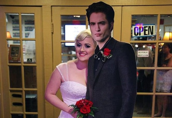 9. Лорен Адкинс вышла замуж за картонный макет Роберта Паттинсона