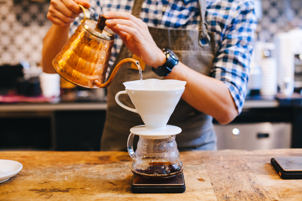 Мама варит кофе. Hand Brew кофе. Бариста делает кофе. Заварной кофе картинки. Chemix for Coffee.