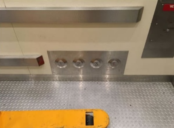 1. Кнопки в лифте, которые можно нажать ногой, если ваши руки заняты пакетами