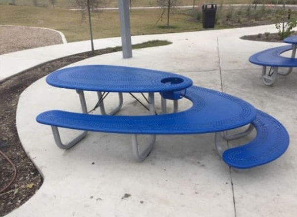 11. Уличные столики для пикника, у которых есть скамейки для взрослых и для детей и даже встроенный "детский стульчик"