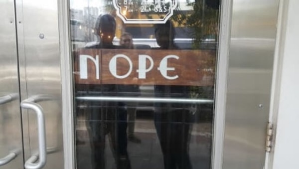 17. Кафе, которое всего лишь двигает одну букву «n», чтобы показать закрыто оно или нет. “Open” — открыто, “Nope” — нет.
