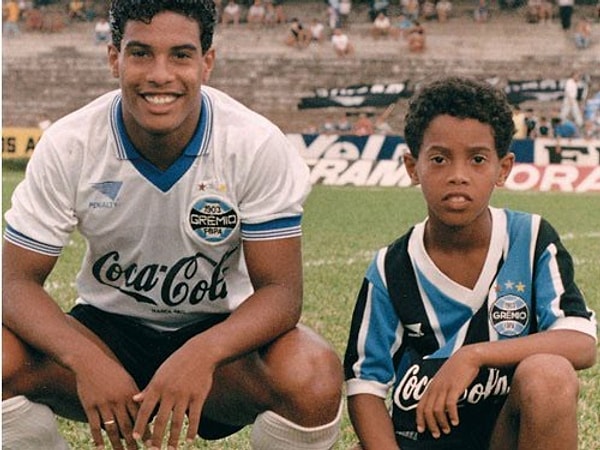 8 yaşında babasını kaybeden Brezilyalı yıldız, yokluklar içinde geçen çocukluk yıllarının ardından abisi Assis'in desteğiyle futbola başlamış, küçük yaşına rağmen yetenekleriyle izleyen herkesi kendisine hayran bırakmıştı.