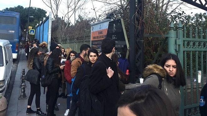 Öğrenciler Saatlerce Atatürk Kitaplığı'nın Kapısında Bekliyor: 'Taksim’e AVM Değil, Kütüphane Lazım'
