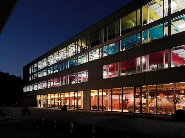 Avrupa'nın en büyük Google ofisi Zürih'te bulunuyor. Eski bir bira fabrikasından dönüştürülen binada Google Maps, YouTube ve Gmail gibi departmanlarda 2000 çalışan var.
