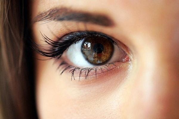5. Koyu renk gözlere sahip olan insanların vücudu alkole daha duyarlıdır.