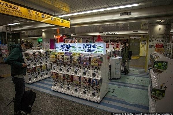 12. Otomatlı mağazalar. Japonya'da her köşede sokak satıcıları değil de, otomatlı makineler görürseniz şaşırmayın. Birçok mağazada da bu sisteme geçilmiş, para ya da kartınız ile kimseyle konuşmak zorunda kalmadan makineden istediğiniz şeyi alabilirsiniz.