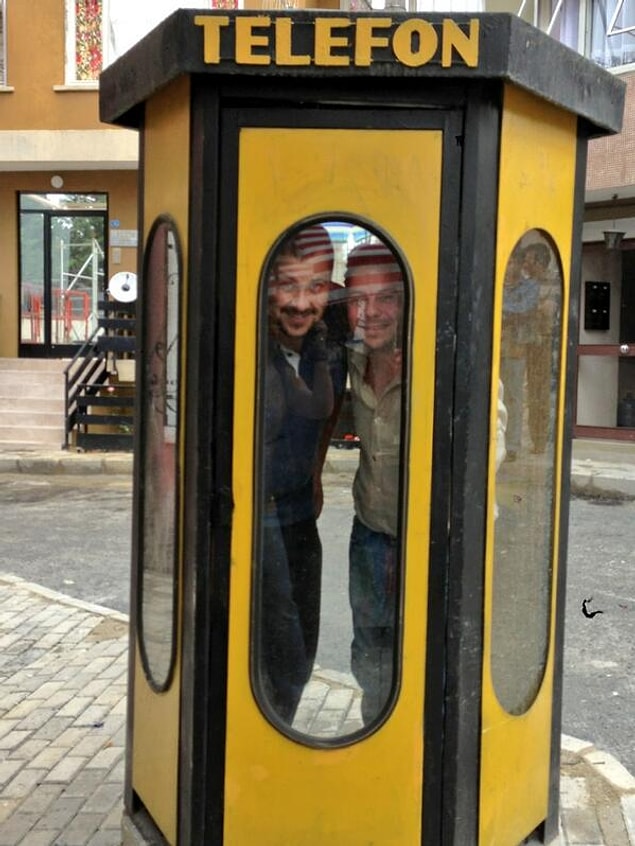 24. Sarı telefon kulübelerinin metal kokusu