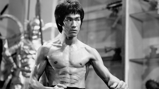 Sinema ve dövüş sanatlarındaki üstün niteliklerinin yanında bir Kung Fu stili olan Jeet Kune Do’nun da mucidi olan Lee, hayatının her alanında oyunu aynı kurallarla oynuyordu.