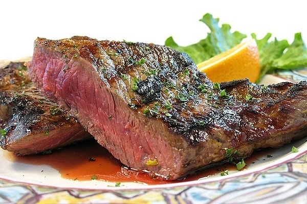 2. Прописная истина — красная жидкость, вытекающая из стейка, — это кровь